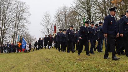 Bild: mfh
Schweigend marschierten die Abordnung des Stadtrats, Vertreter zahlreicher Vereine und Gruppen mit ihren Fahnenträgern sowie interessierten Bürgern anlässlich des Volkstrauertages zum Ehrenmal auf dem Schlossberg.