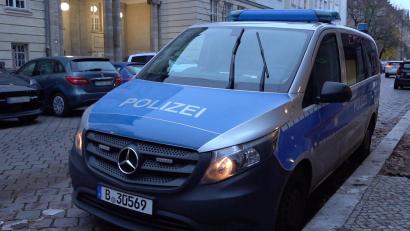 Bild: Sven Käuler/dpa
Ein Polizeiauto steht nach vermeintlichen Anschlagsandrohungen vor einer Berliner Schule.