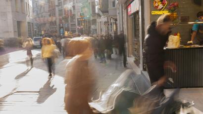 Bild: Ahmed Deeb/dpa
Ermittler vermuteten bisher eine Lebensmittelvergiftung, etwa durch Streetfood.