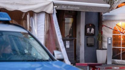 Archivbild: Armin Weigel/dpa
Der Champagner-Fall in einem Weidener Restaurant machte im Februar 2022 bundesweit Schlagzeilen. Acht Menschen erlitten durch eine mit Ecstasy versetzte Champagnerflasche schwere Vergiftungen, ein 52-jähriger Mann starb. Am 4. Dezember beginnt nun der Prozess gegen einen 46-jährigen Mann aus den Niederlanden am Landgericht Weiden.
