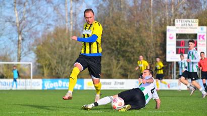 Bild: Schrems, Thomas
Mangelnden Einsatz konnte man dem SV Pechbrunn um Daniel Albert (rechts) nicht vorwerfen. Am Ende setzte sich aber die Qualität der Poppenreuther um Yevhen Mushtaiev (links) deutlich durch.