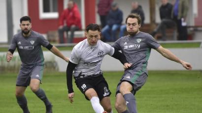 Bild: Hans Mark
Nabburgs Nico Sporer (Mitte) gegen Fabian Frank (rechts) vom FC OVI/Teunz. Der TV Nabburg siegte knapp mit 3:2.