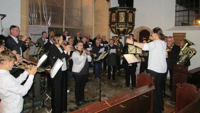 Bild: sei
Unter Gesamtleitung von Veronika Weber (vorne) glänzten Posaunenchor und die Sänger des MGV Mantel bei der Choralauslegung "Es ist gewisslich an der Zeit". Damen des Singkreises und Pfarrer Andreas Ruhs lasen die Texte.