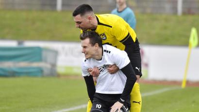 Bild: Hubert Ziegler
Jasmin Abdihodzic (hinten) vom FC Amberg hilft Philipp Witzel von SF Ursulapoppenricht (vorne) auf die Sprünge.