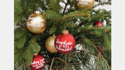 Bild: Kathrin Kühn
Bei eienr besonderen Weihnachtsaktion in Amberg gibt es Kugeln mit Botschaft zum Mitnehmen.