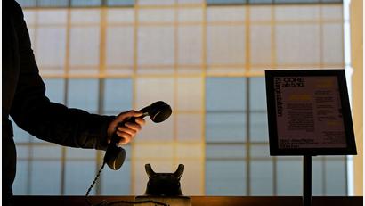 Bild: Malin Wunderlich/dpa
An diesem Telefon können Kirchenbesucher von Herzensangelegenheiten erzählen.