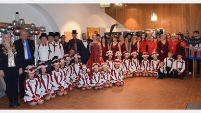 Bild: bö
Im elften Jahr ihres Bestehens sind die Hohenburger Faschingsfreunde sehr gut aufgestellt. Bei ihrem Besuch bedankt sich auch die niederbayerische Regionalpräsidentin Franziska Maier, ihres Zeichens Präsidiumsmitglied der Vereinigung Ostbayerischer Faschingsgesellschaften bei Hofnarr Johann Wolfsteiner für sein Bemühen zur Revitalisierung des Hohenburger Faschings.