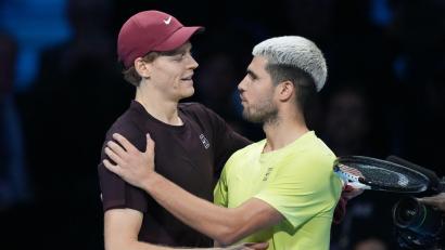 Bild: Antonio Calanni/AP/dpa
Rivalen auf dem Platz, Freunde im Leben: Jannik Sinner (l) und Carlos Alcaraz.