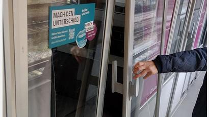 Bild: Bundespolizei
Ein 53-Jähriger hat am Samstag im Zug von München nach Regensburg eine Tür beschädigt.