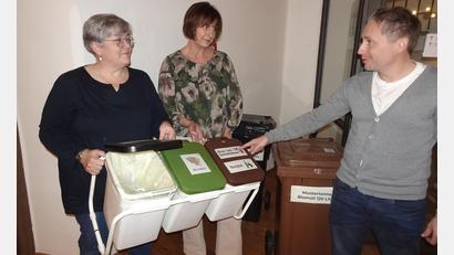 Bild: ui
Christina Hösl (Von links), Ina Weig und Tobias Mandry sind seit kurzem als Abfallberater im Landratsamt Neustadt/WN Ansprechpartner für alle Bürger mit Fragen zum Müll.