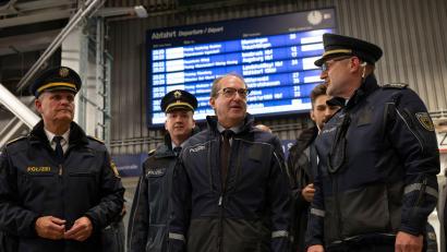 Bild: Peter Kneffel/dpa
Am Münchner Hauptbahnhof war Bundesinnenminister Alexander Dobrindt (CSU) dabei. (Archivfoto)