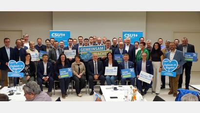 Bild: bkr
Einstimmig wurde die von dem Kreisvorstand der CSU erarbeitete Bewerberliste für die Kreistagswahl angenommen. Landrat Roland Grillmeier (sitzend, Fünfter von links) führt die Liste an.