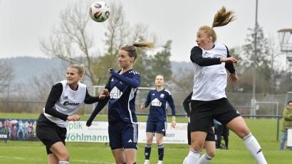 Archivbild: Hubert Ziegler
Zum Abschied ein Geschenk: Anne Wagner (rechts) erzielte im letzten Spiel für den TSV Theuern den 1:1-Endstand. Die Mittelfeldspielerin zieht es im Winter zum Regionalligisten SV Weinberg.