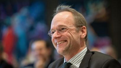 Bild: Sina Schuldt/dpa
Bildungsforscher Klaus Zierer warnt vor dem zu häufigen Einsatz von Studierenden als Vertretungslehrkraft. (Archivbild)