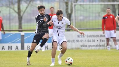 Archivbild: Hubert Ziegler
Fatih Boynuegrioglu (links) steht der DJK Gebenbach gegen die U21 des SSV Jahn Regensburg wieder zur Verfügung.