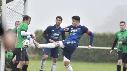 Bild: Hubert Ziegler
Mit diesem fulminanten Abschluss im Fünfmeterraum traf Kapitän Julian Reindl (Zweiter von rechts) von der SG Traßlberg/Michaelpoppenricht zum 5:1-Endstand gegen die SG Paulsdorf/Freudenberg.
