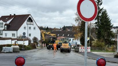 Bild: Petra Hartl
Wer die St.-Anna-Straße entlang fährt, stößt kurz vor den Abzweigungen Fröschau/Melanchthonstraße auf eine Vollsperrung. Trotz Schmuddelwetter erneuert hier die Firma Richard Schulz Bordsteine, Regenabläufe und demnächst auch die oberste Asphaltschicht.