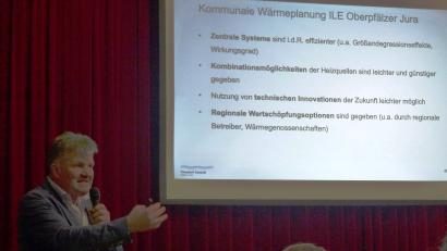 Bild: jp
Norbert Bleisteiner (Bild) gab zusammen mit seinem Sohn Johannes, Jonas Weigert und Bernhard Hüttner von der Triesdorf Consult einen Überblick über eine mögliche Fernwärmeversorgung der zahlreichen Kastler Ortsteile