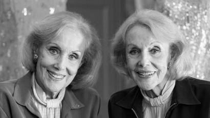 Bild: Lennart Preiss/dpa
Alice (l.) und Ellen Kessler wurden als Sängerinnen und Tänzerinnen international berühmt. (Archivbild)