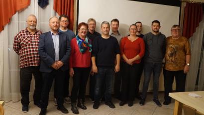 Bild: wel
Der Vorsitzende der Freien Wählergemeinschaft Dieterskirchen, Johann Lindl (rechts), freut sich über die Kandidaten, die für den Gemeinderat kandidieren