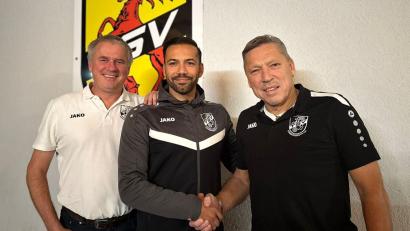 Bild: Klaus-Günter Backes
Die TSV Spartenleiter Dirk Käßner (links) und Thomas Krell (rechts) freuen sich, dass Donald Jakob für eine weitere Saison zugesagt hat.