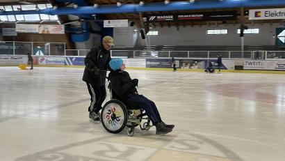 Bild: Lukas Büchold
Phillip Scharf hatte Spaß, als er schnell durch die Halle gefahren wurde.