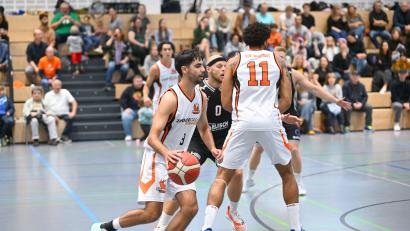 Archivbild: Tobias Schwarzmeier
Wie hier in eigener Halle verschaffen seine Mitspieler Liam Archer Freiraum an der Dreierlinie. Aus dem vollen Dribbling heraus trifft der DJK-Kapitän in Dresden den wichtigen Dreier und rettet sein Team so in die Verlängerung.