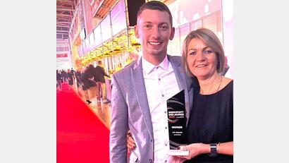 Bild: exb
Manuela Reindl und Matthias Pöllinger freuen sich bei der Gala über ihre Auszeichnung.