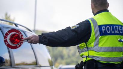 Bild: Harald Tittel/dpa
Die Bundespolizei hielt mehrere Fahrzeuge an. (Symbolbild)