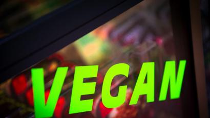 Bild: Sina Schuldt/dpa
Muss es im Gefängnis veganes Essen geben? Dazu gibt es jetzt eine juristische Entscheidung in Bayern. (Symbolbild)