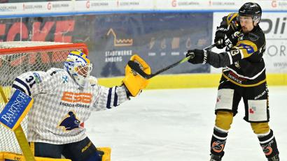 Bild: Hubert Ziegler
Nolan Gardiner (rechts/Szene aus dem Freitagspiel gegen Geretsried) machte am Sonntag in Landsberg beim 2:7 ein Tor für den ERSC.