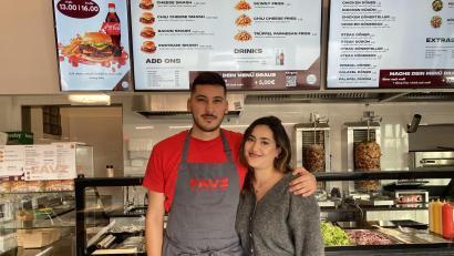 Bild: Stefanie Swann
Emre und Havvan sind die beiden Ladeninhaber von FAVZ – dem neuen Imbiss in der Regensburger Straße.