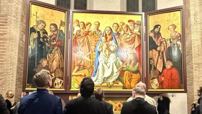 Bild: Christoph Sator/dpa
Der Cranach-Triegel-Altar ist in der Marienkirche des Friedhofs Campo Santo Teutonico zu sehen.