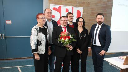 Bild: Bernhard Piegsa
Der SPD-Kreisvorstand gratuliert Tino Bayer (Dritter von links) zur Bestätigung als Landratskandidat. Von links die stellvertretenden Vorsitzenden Maria Sauer und Thorsten Hallmann, von rechts ihre Kollegen Sebastian Giering und Karolina Forster sowie Unterbezirksvorsitzender Simon Grajer.