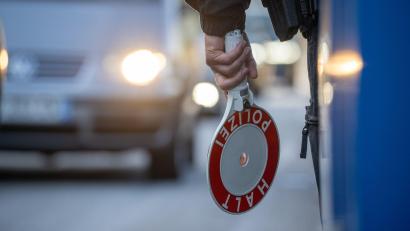 Bild: Harald Tittel/dpa
An der Grenze erzählen sie den Beamten von ihrem Einkauf. (Symbolbild)