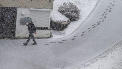 Bild: Peter Kneffel/dpa
Im Allgäu blieb der Schnee zwischenzeitlich auch auf Straßen liegen.