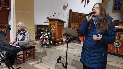 Bild: u
„Amoi seng ma uns wieda…“ - das Lied von Andreas Gabalier zog sich wie ein roter Faden durch das Konzert von Sängerin Mièl (rechts) und Pianistin Iryna Hermann (links).