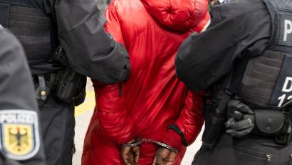 Bild: Peter Kneffel/dpa
Ziel ist es, Gewaltdelikte zu verhindern, Verdächtige früh zu erkennen und das Sicherheitsgefühl von Reisenden und Bahn-Mitarbeitenden zu stärken. (Archivbild)