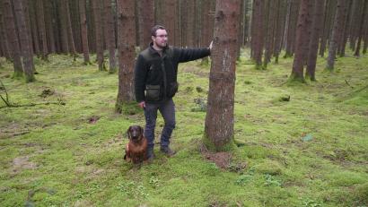 Bild: fvo
Tobias Ott ist oft im Wald mit seiner Jagdhündin Luna unterwegs.