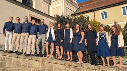 Bild: Thomas Falk
Der Chor Voices mit seiner Leiterin Manuela Falk (Mitte mit weißem Schal) hat gut lachen: Obwohl er erst seit gut zwei Jahren existiert, füllt er mit seiner geistlichen Chormusik moderner und klassischer Art bei praktisch jedem Auftritt die Kirchen der Oberpfalz.