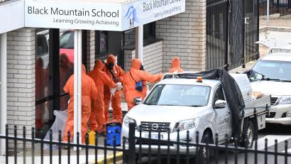 Bild: Lukas Coch/AAP/dpa
In Schutzanzügen wurden die Schulen gesäubert und der Sand entsorgt.