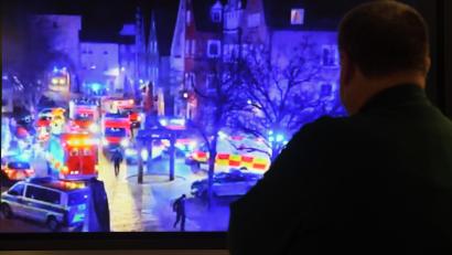 Archivbild: Gabi Schönberger
Weidens Unterer Markt in der Nacht zum 13. Februar 2022: Ein Filmer hatte den Einsatz in dieser Nacht festgehalten. Nun sind die Ermittler einen wichtigen Schritt bei der Suche nach den Verantwortlichen weiter.