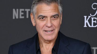 Bild: Billy Bennight/ZUMA Press Wire/dpa
Hollywoodstar George Clooney findet eigenen Angaben zufolge manche Bruchlandungen im Leben hilfreich. (Archivbild)