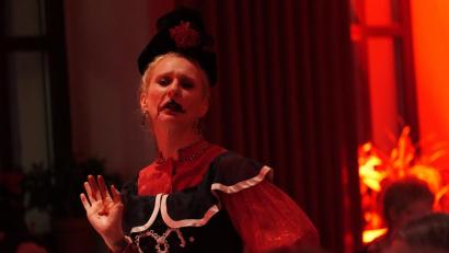 Bild: Florian Wein/OVIGO Theater
Christina Götz als Blutgräfin beim Krimi-Dinner in Wiesau.