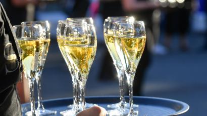 Symbolbild: Jens Kalaene/dpa
Nach dem Trinken von Champagner vergifteten sich vor mehr als drei Jahren acht Menschen in einem Weidener Lokal unwissentlich mit Ecstasy – ein 52-Jähriger starb infolgedessen. Nun wird ein 45-Jähriger von der Staatsanwaltschaft Weiden angeklagt.