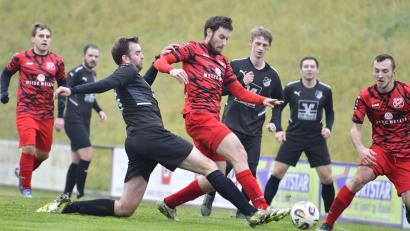 Bild: Hubert Ziegler
Mit einer langen Grätsche versucht Markus Dötterl (3.von links) vom ASV Haselmühl Michael Vit (4. von rechts) vom SV Schmidmühlen den Ball noch vom Fuß zu spitzeln. Aus: ASV Haselmühl - SV Schmidmühlen 1:4.