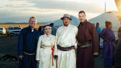 Bild: -/ARD/dpa
Dolgormaa und Otgonbayar heiraten in der Wüste Gobi.