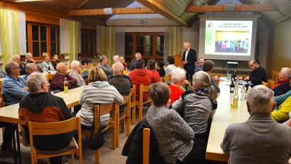 Bild: fdl
Vorsitzender Roland Maier stellte verschiedene Möglichkeiten vor, wie es mit dem Obst- und Gartenbauverein weitergehen könnte.