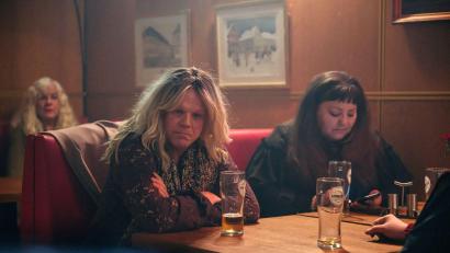 Bild: Lukas Salna/ZDF/dpa
In einer Kneipe freundet sich Berit (Anders Baasmo, l.) mit einer Frau und zwei Männern an, die sich dort regelmäßig an einem Stammtisch treffen.