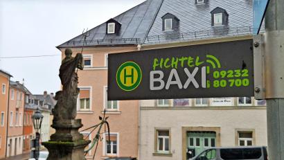 Bild: Torsten Ernstberger
Wo Baxi draufsteht, da stoppt es auch: Fahrgäste erkennen die Haltestellen des Rufbusses an Schildern wie diesem am Wunsiedler Gabelmannsplatz.